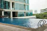 Swimming Pool 1BR Modern and Cozy Brooklyn Alam Sutera By Travelio