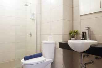 Toilet Kamar 4 Apartment 2BR near Marvell City Mall at The Linden by Travelio