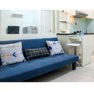 Lobi 2 2BR Modern White Kalibata City Apartment By Travelio