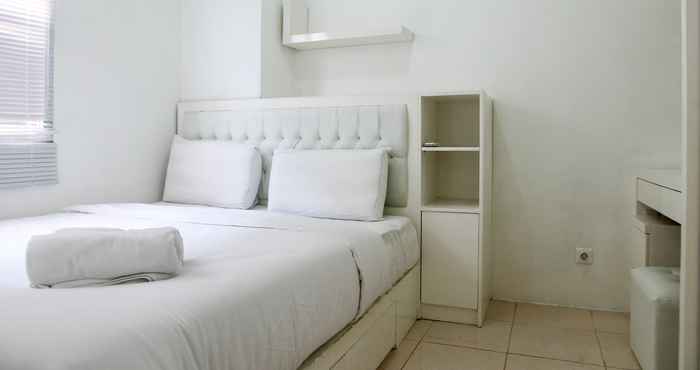 Bilik Tidur 2BR Modern White Kalibata City Apartment By Travelio