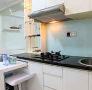 Ruang Umum 3 2BR Modern White Kalibata City Apartment By Travelio