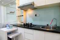 Ruang Umum 2BR Modern White Kalibata City Apartment By Travelio