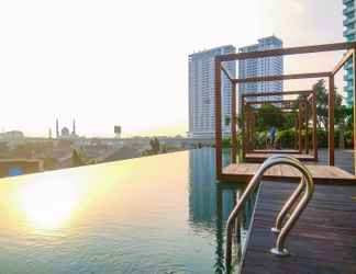 Kolam Renang 2 2BR Modern Grand kamala Lagoon Apartment By Travelio
