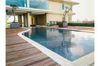 Kolam Renang 2BR Apartment at Elpis Residence near Ancol By Travelio