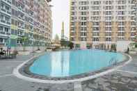 Kolam Renang Studio Elegant Apartment at Margonda Residence 2 By Travelio