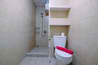 Toilet Kamar 2BR Comfy at Mediterania Marina Ancol Apartment By Travelio