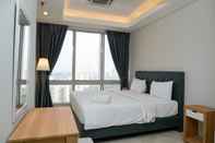 Kamar Tidur 2BR Modern and Comfortable at The Empyreal Condominium Epicentrum Apartment By Travelio