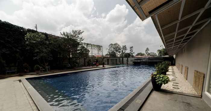 Swimming Pool Studio Trendy Room at Galeri Ciumbuleuit 2 Apartment By Travelio