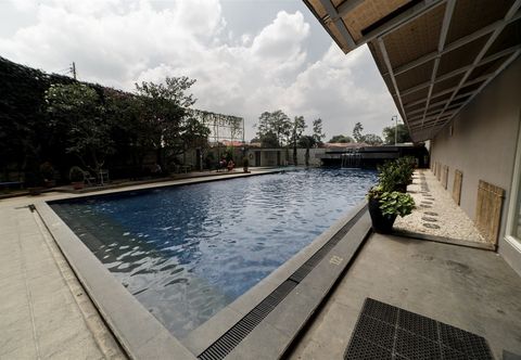 Kolam Renang Studio Trendy Room at Galeri Ciumbuleuit 2 Apartment By Travelio