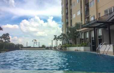 Kolam Renang 2 1BR Best Price at Apartment The Oasis By Travelio