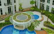 Kolam Renang 2 1BR Cozy Puri Orchard Cedar Heights Apartment By Travelio