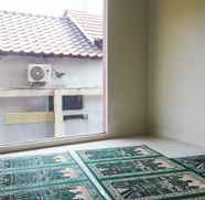 Kamar Tidur 4 Studio Modern and Comfy Tamansari Sudirman Apartment By Travelio