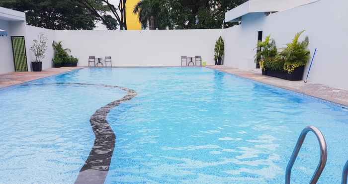 Swimming Pool Studio Cozy at The Habitat Apartment Karawaci near Shopping Mall By Travelio