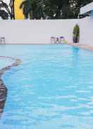 SWIMMING_POOL Studio Cozy at The Habitat Apartment Karawaci near Shopping Mall By Travelio