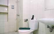 In-room Bathroom 5 Modern 3BR Apartment at Springlake Summarecon Bekasi By Travelio