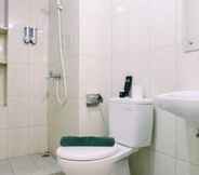 In-room Bathroom 5 Modern 3BR Apartment at Springlake Summarecon Bekasi By Travelio