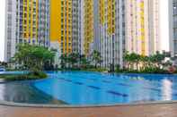 Kolam Renang Cozy Studio Room Apartment at Springlake Summarecon Bekasi By Travelio