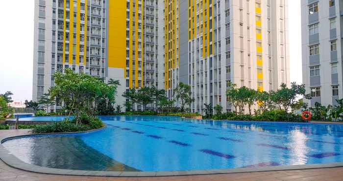 Swimming Pool Modern Studio Room Apartment at Springlake Summarecon Bekasi By Travelio