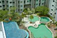 Swimming Pool 1BR Comfortable At Sky Terrace Apartment in Strategic Area By Travelio