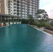 สระว่ายน้ำ 2 Studio Exclusive at The Oasis Cikarang Apartment By Travelio