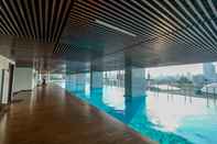 Swimming Pool Studio Modern and Cozy Menteng Park Apartment By Travelio