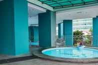 Swimming Pool 1BR Elegant and Comfy Green Central City Apartment By Travelio