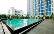 สระว่ายน้ำ 6 Studio Strategic Apartment at Capitol Park Residence By Travelio