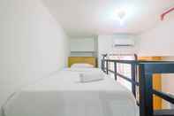 ห้องนอน Studio Minimalist and Comfortable Dave Apartment By Travelio