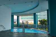 Swimming Pool 1BR Cozy and Modern at Green Central City Apartment By Travelio