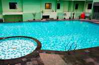 Swimming Pool Studio Chic and Cozy Apartment at Menteng Square By Travelio