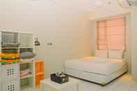 Kamar Tidur Minimalist & Homey Studio Apartment at Menteng Square By Travelio