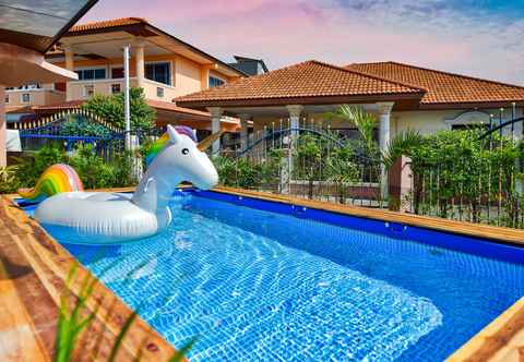 Swimming Pool Eakmongkol Villas