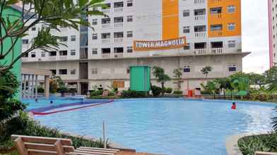 Swimming Pool 4 2BR with Mall Access at Green Pramuka Apartment By Travelio