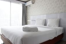 침실 Studio Relaxing Near ITB at Beverly Dago Apartment By Travelio