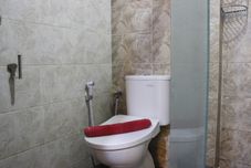 In-room Bathroom Strategic 2BR at Galeri Cumbuleuit 1 Apartment By Travelio