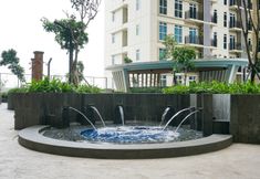 로비 5 Minimalist and Relaxing 1BR at Puri Orchard By Travelio