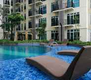 Kolam Renang 7 Minimalist and Relaxing 1BR at Puri Orchard By Travelio