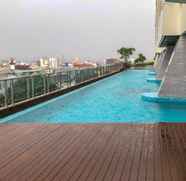 Hồ bơi 4 Comfy Studio at Menteng Park Apartment By Travelio