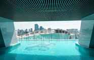 สระว่ายน้ำ 6 Studio Tranquil and Well Appointed Apartment at Menteng Park By Travelio