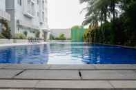 Kolam Renang Studio Room Minimalist Style at UC Apartment Surabaya By Travelio