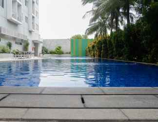 Hồ bơi 2 Studio Room Minimalist Style at UC Apartment Surabaya By Travelio