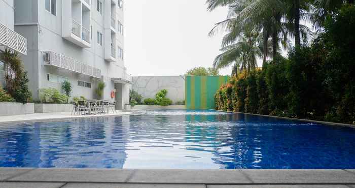 Kolam Renang Studio Room Minimalist Style at UC Apartment Surabaya By Travelio