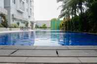 Hồ bơi Studio Room Minimalist Style at UC Apartment Surabaya By Travelio