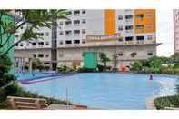 Kolam Renang Cozy 2BR at Green Pramuka City Apartment By Travelio