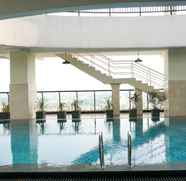 Swimming Pool 3 Studio Spacious and Modern at Atlanta Apartment By Travelio