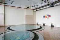 Swimming Pool Studio Spacious and Modern at Atlanta Apartment By Travelio