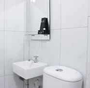 Toilet Kamar 5 Studio Room Monochrome Style at Grand Asia Afrika Apartment By Travelio