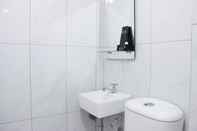 Toilet Kamar Studio Room Monochrome Style at Grand Asia Afrika Apartment By Travelio