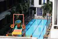 Kolam Renang 1BR Homey Apartment Grand Center Point Bekasi By Travelio