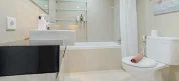 Phòng tắm bên trong 5 Studio Elegant and Comfy Azalea Suites Apartment Cikarang By Travelio